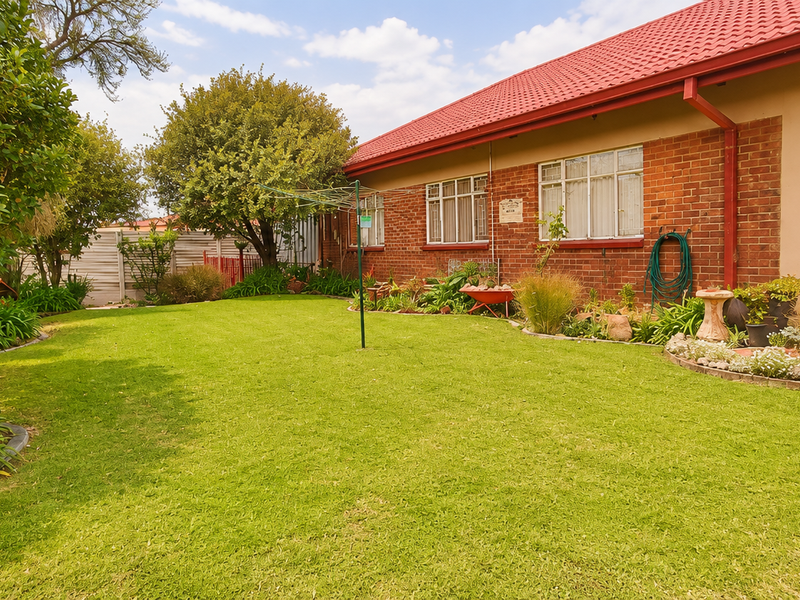 Warm And Spacious Family Home - Photo 1