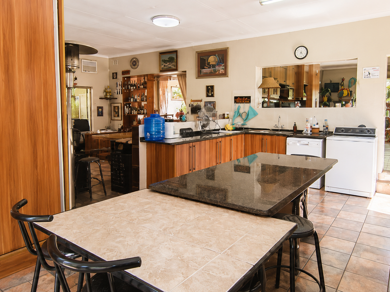 Warm And Spacious Family Home - Photo 9
