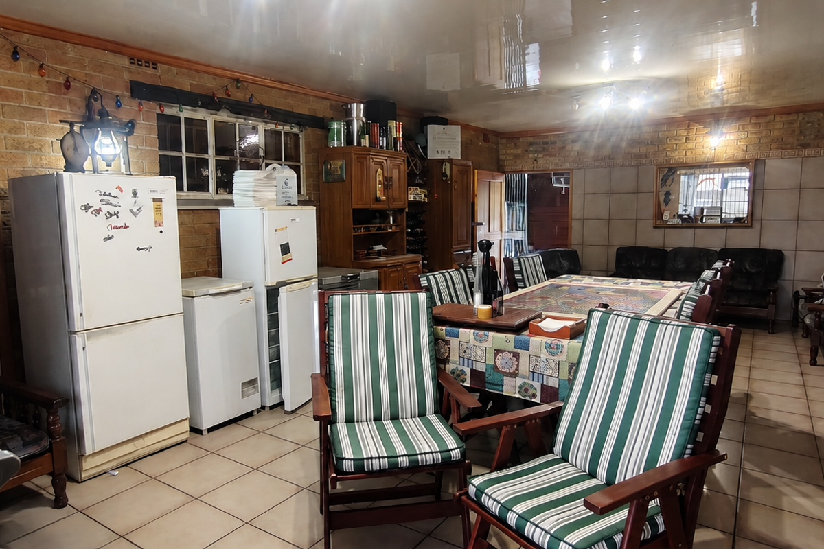 Warm And Spacious Family Home - Photo 3