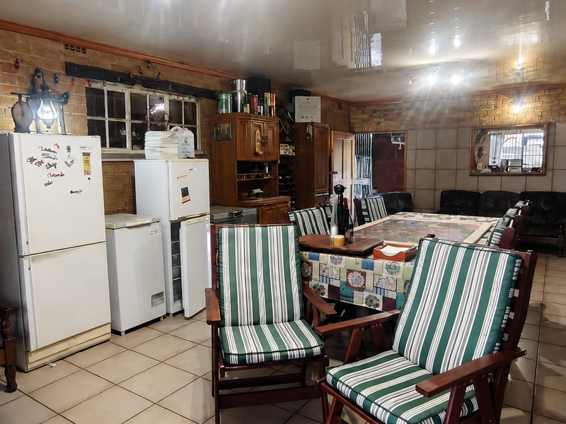 Warm And Spacious Family Home - Photo 3