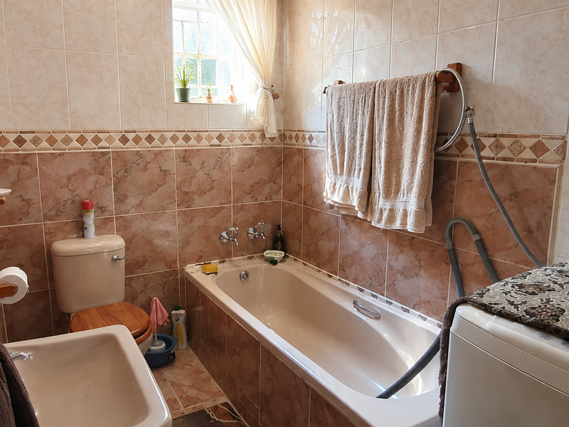 Warm And Spacious Family Home - Photo 6