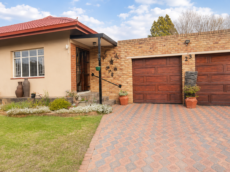 Warm And Spacious Family Home - Photo 2