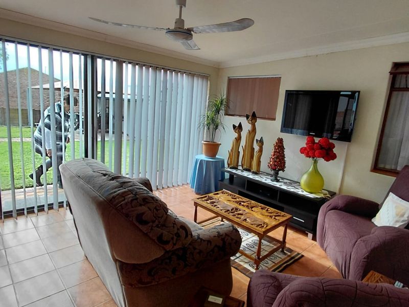 Kickstart your day in beautiful Stilbaai from this charming and inviting flat. - Photo 5