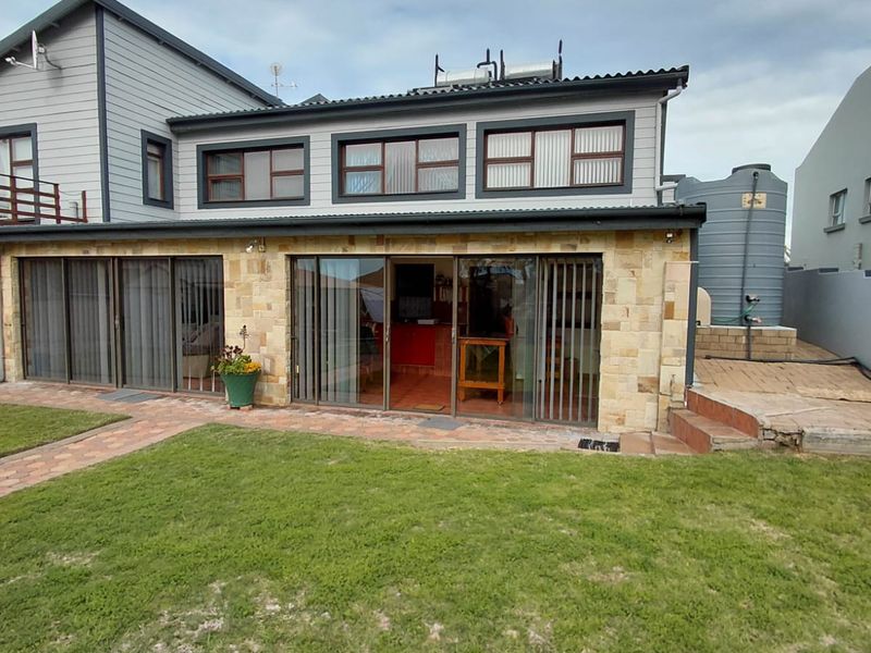 Kickstart your day in beautiful Stilbaai from this charming and inviting flat. - Photo 1