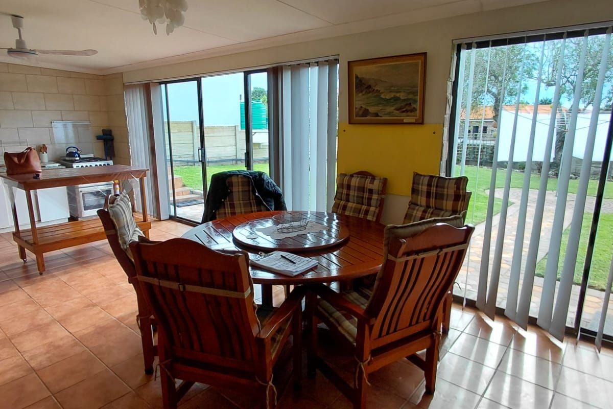 Kickstart your day in beautiful Stilbaai from this charming and inviting flat. - Photo 2