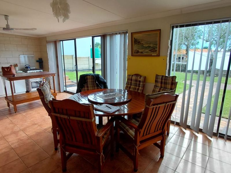 Kickstart your day in beautiful Stilbaai from this charming and inviting flat. - Photo 2