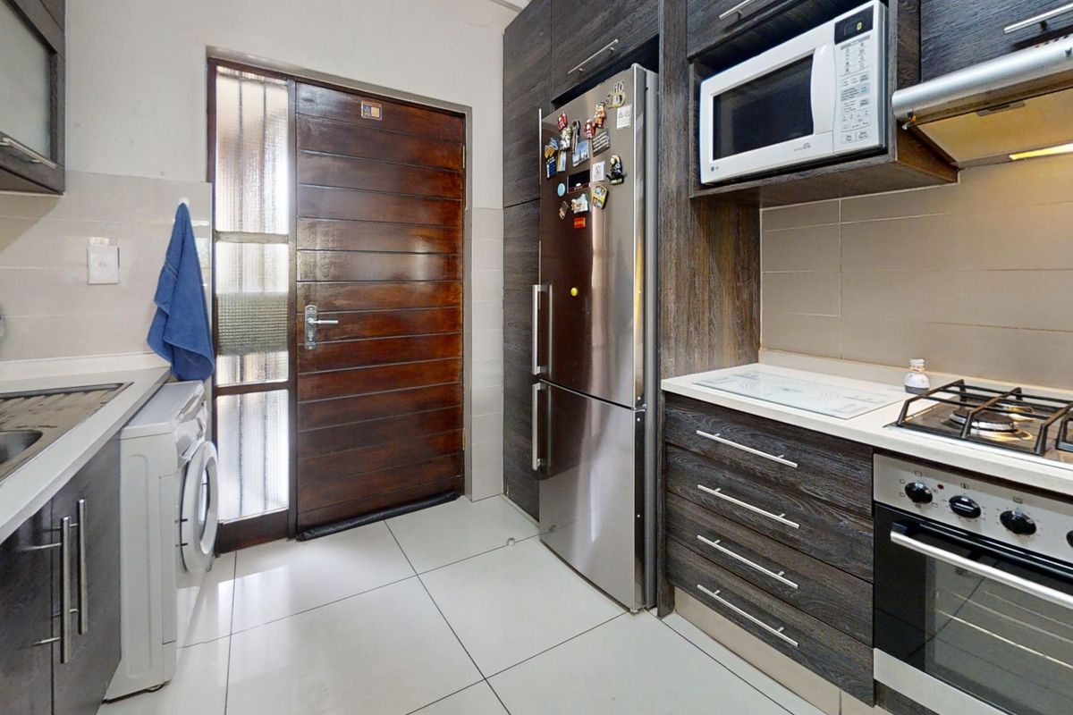 Upmarket Modern First Floor Apartment! - Photo 5