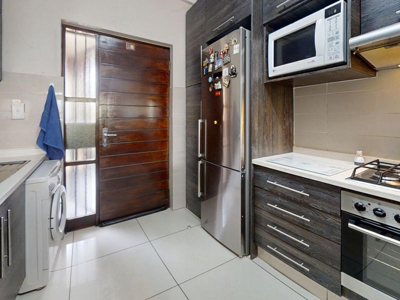 Upmarket Modern First Floor Apartment! - Photo 5