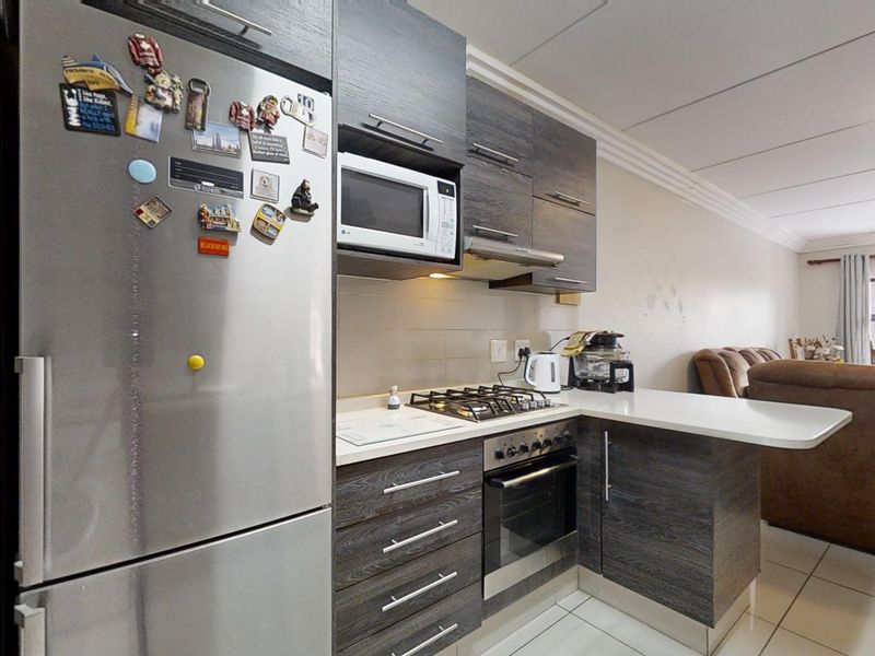 Upmarket Modern First Floor Apartment! - Photo 4