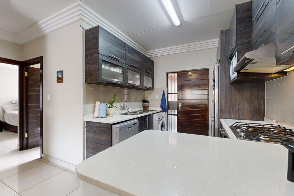 Upmarket Modern First Floor Apartment! - Photo 3