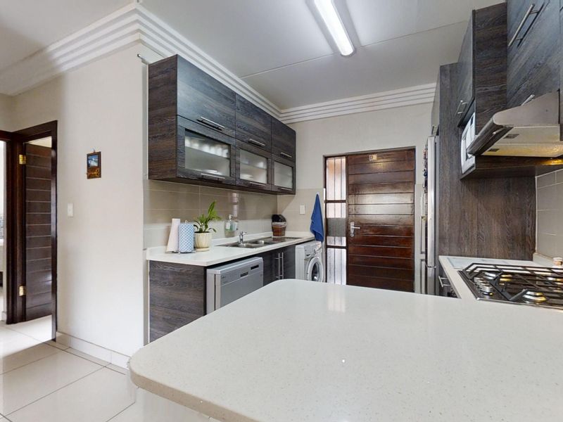 Upmarket Modern First Floor Apartment! - Photo 3