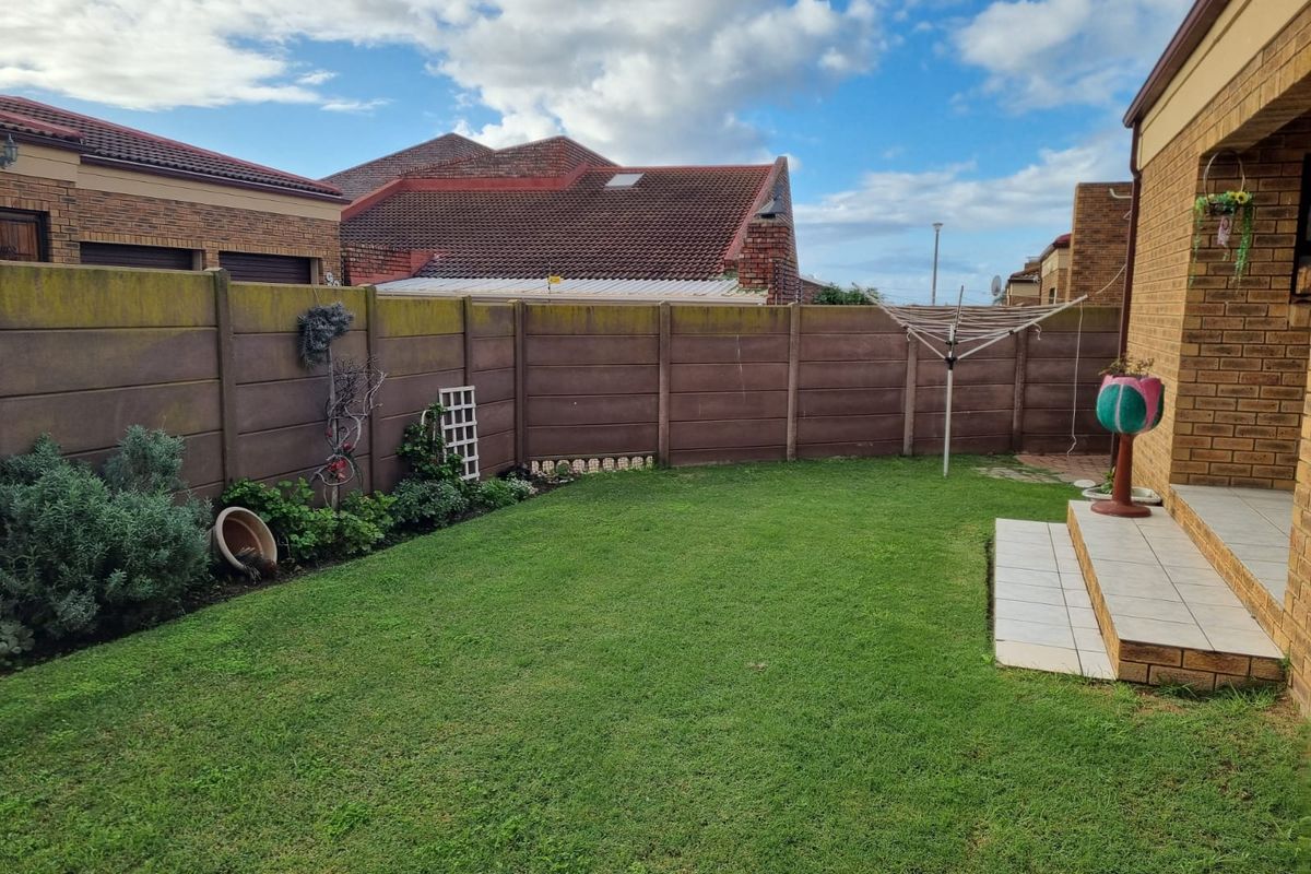 Townhouse in Secured Complex - Photo 4