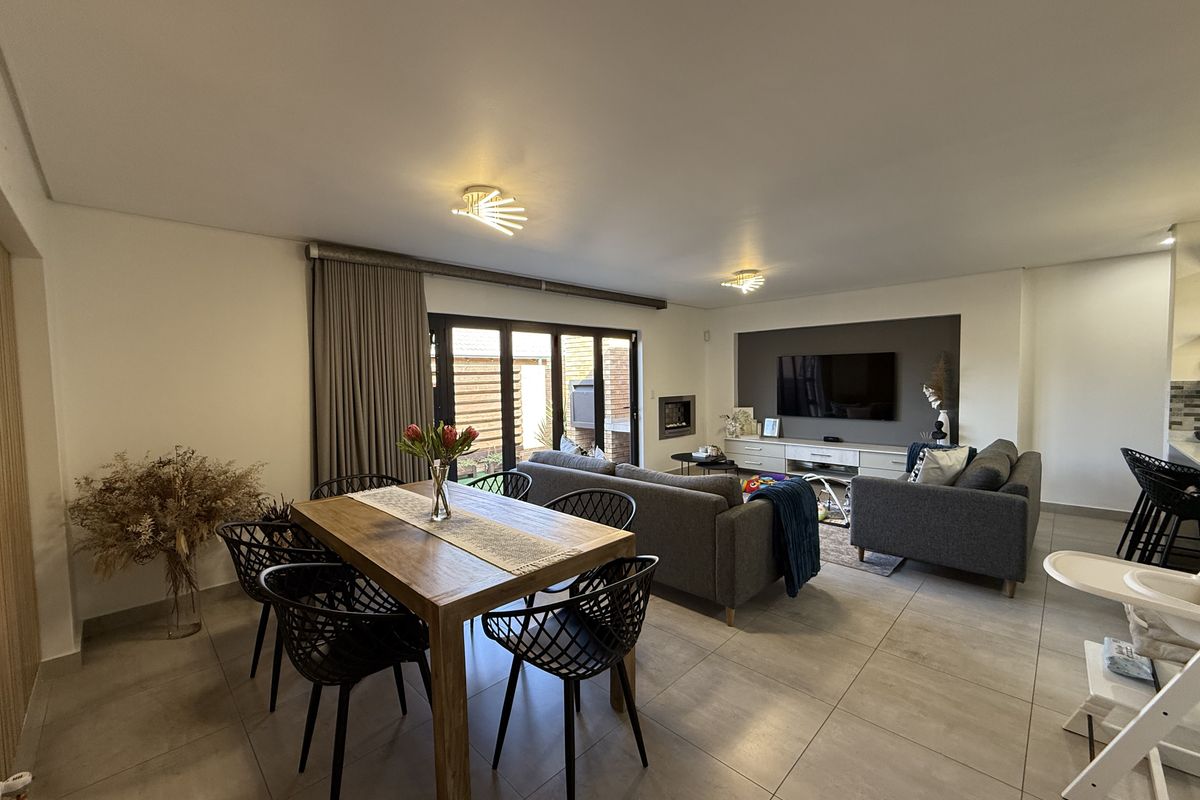 Immaculate simplex in secure estate! - Photo 3