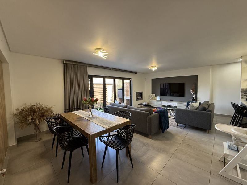 Immaculate simplex in secure estate! - Photo 3