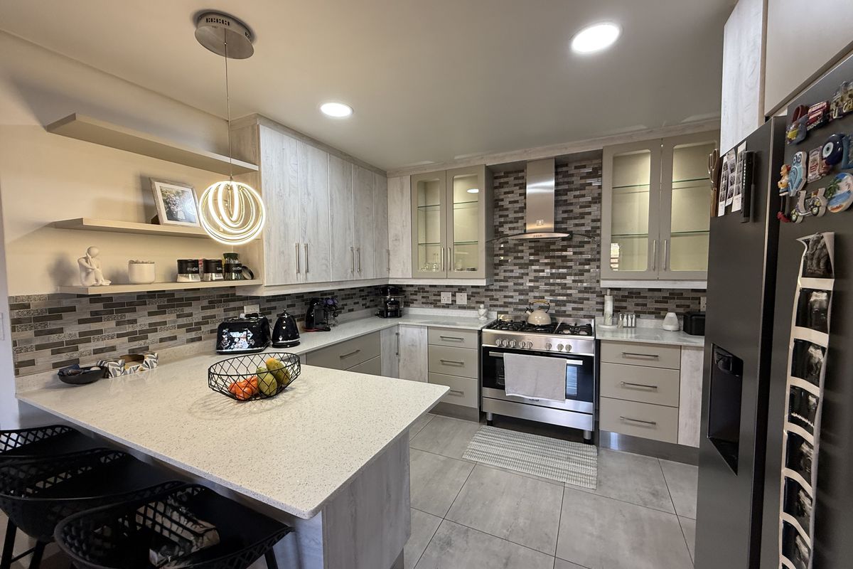 Immaculate simplex in secure estate! - Photo 2