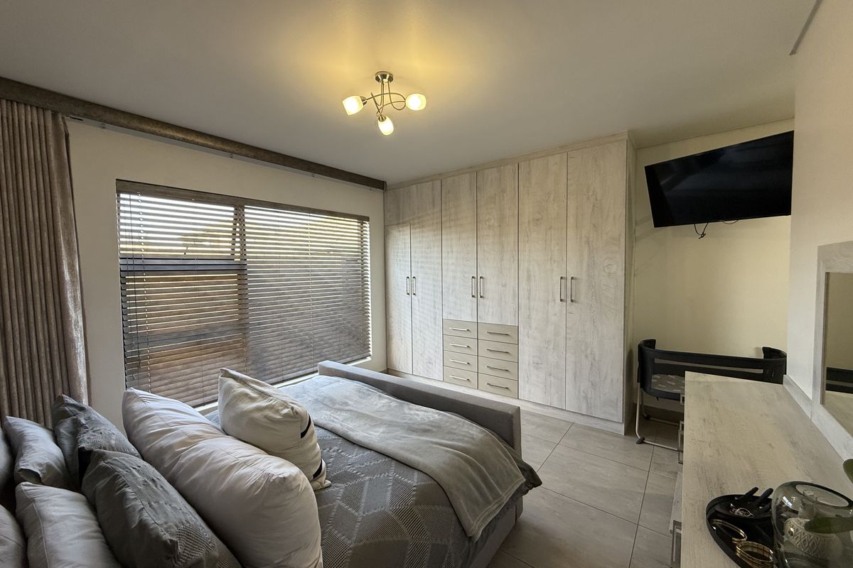 Immaculate simplex in secure estate! - Photo 4
