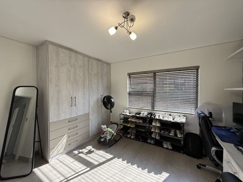 Immaculate simplex in secure estate! - Photo 10