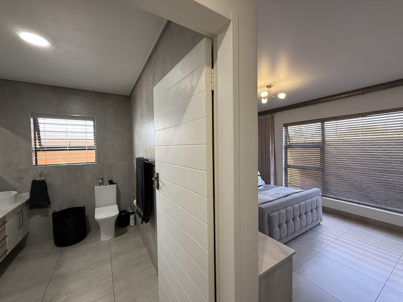 Immaculate simplex in secure estate! - Photo 8