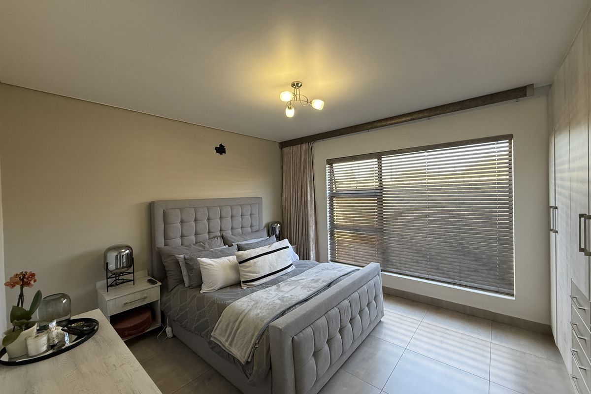 Immaculate simplex in secure estate! - Photo 5