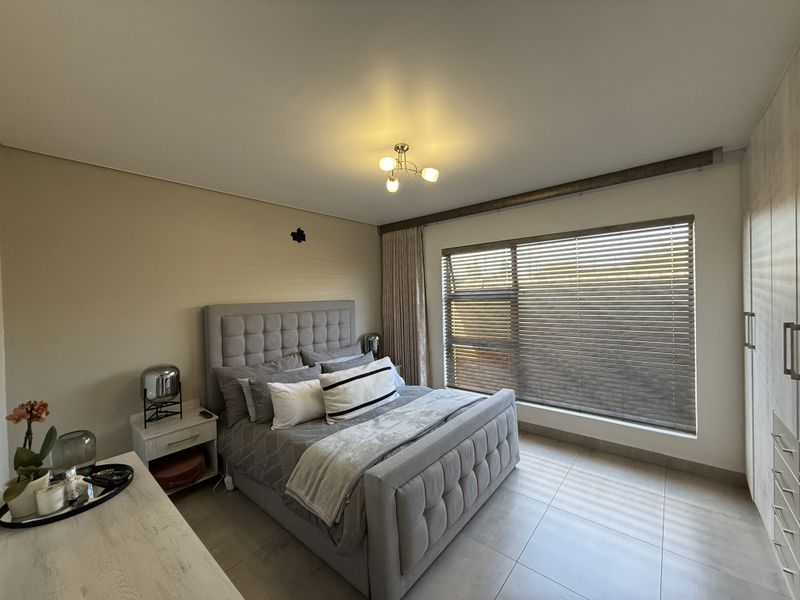 Immaculate simplex in secure estate! - Photo 5