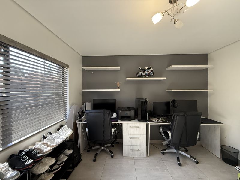 Immaculate simplex in secure estate! - Photo 9