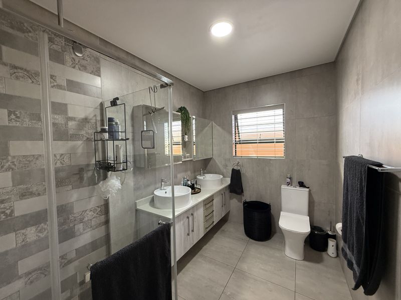 Immaculate simplex in secure estate! - Photo 7