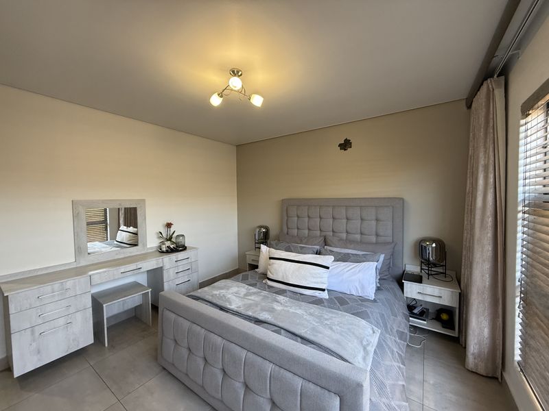 Immaculate simplex in secure estate! - Photo 6