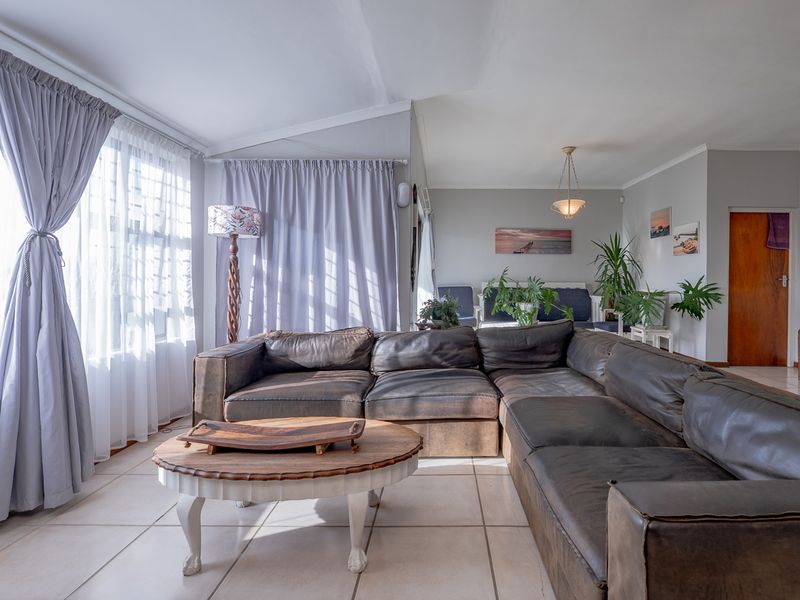 Exclusive  Mandate – Prime Location, Endless Potential! - Photo 9