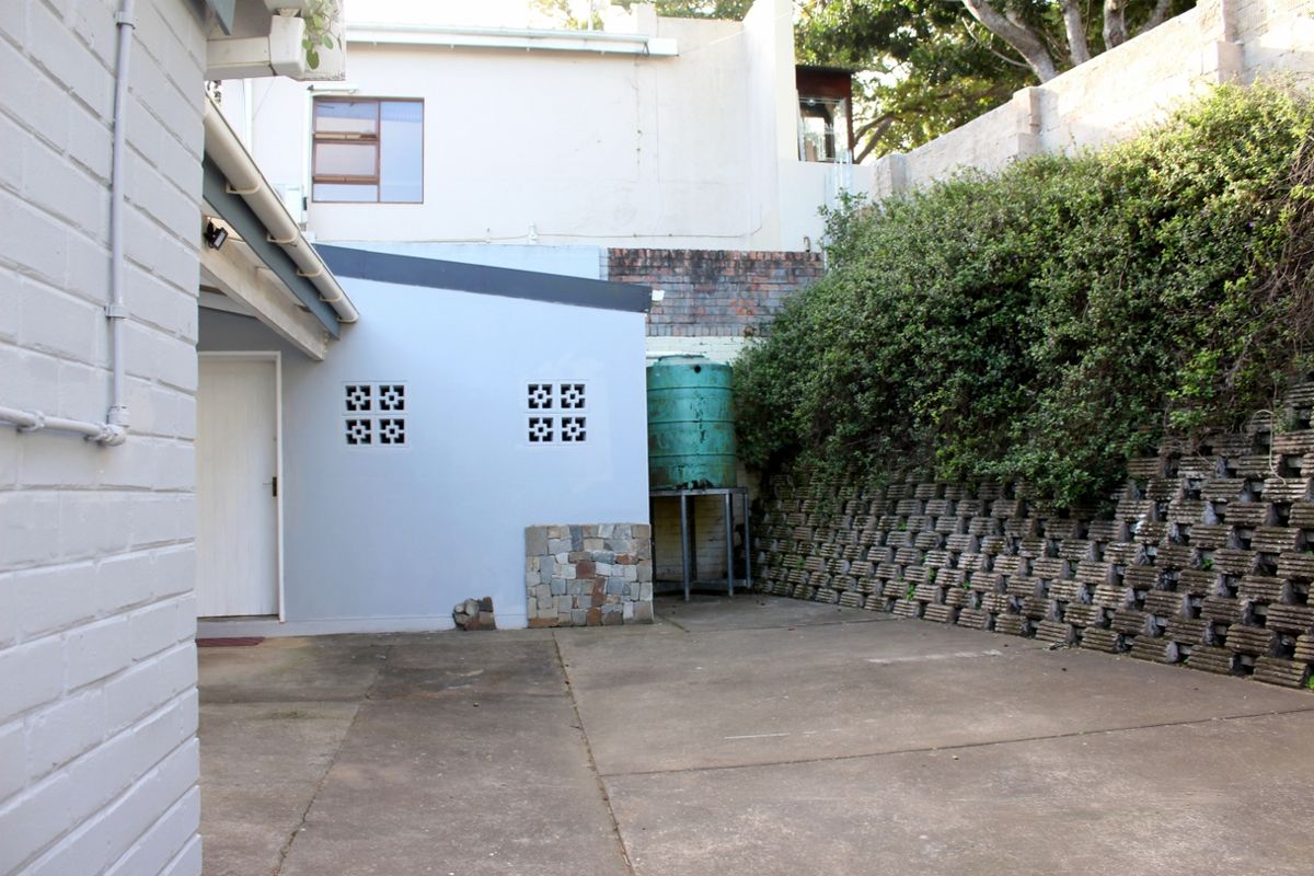 Three Bedroom Home with Two Flats on the East Bank in Port Alfred - Photo 4