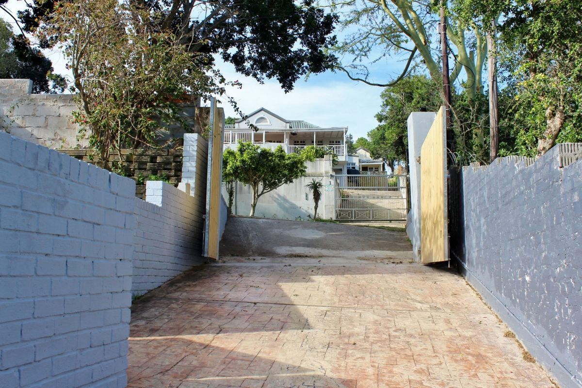 Three Bedroom Home with Two Flats on the East Bank in Port Alfred - Photo 2