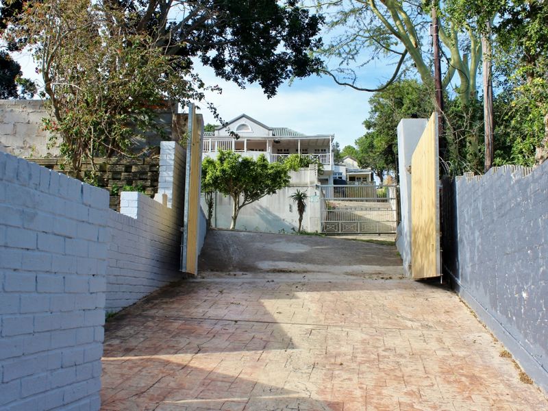 Three Bedroom Home with Two Flats on the East Bank in Port Alfred - Photo 2