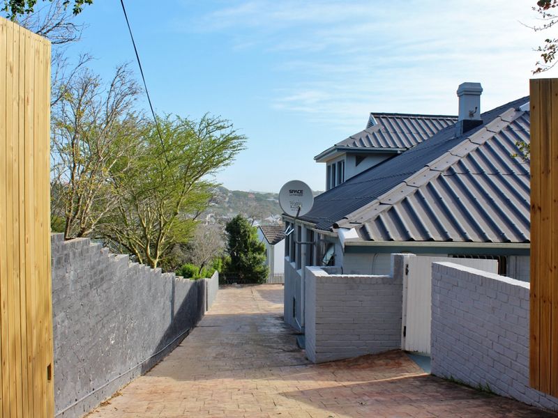Three Bedroom Home with Two Flats on the East Bank in Port Alfred - Photo 3