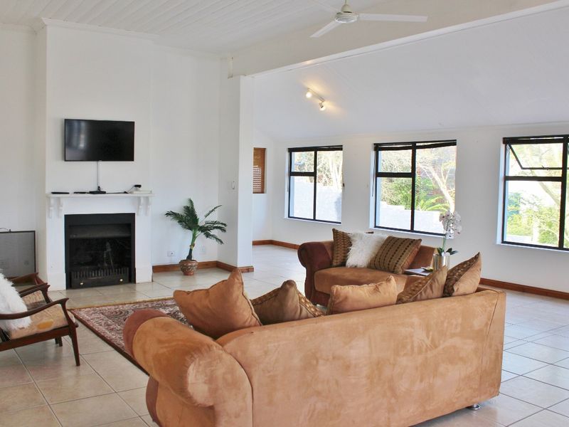 Three Bedroom Home with Two Flats on the East Bank in Port Alfred - Photo 9