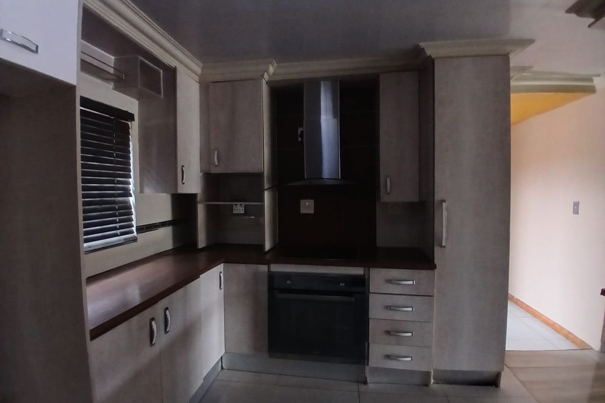 Charmingly elegant double storey in Karenpark - Photo 5
