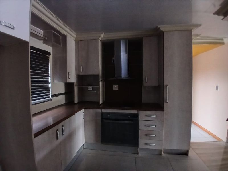 Charmingly elegant double storey in Karenpark - Photo 5