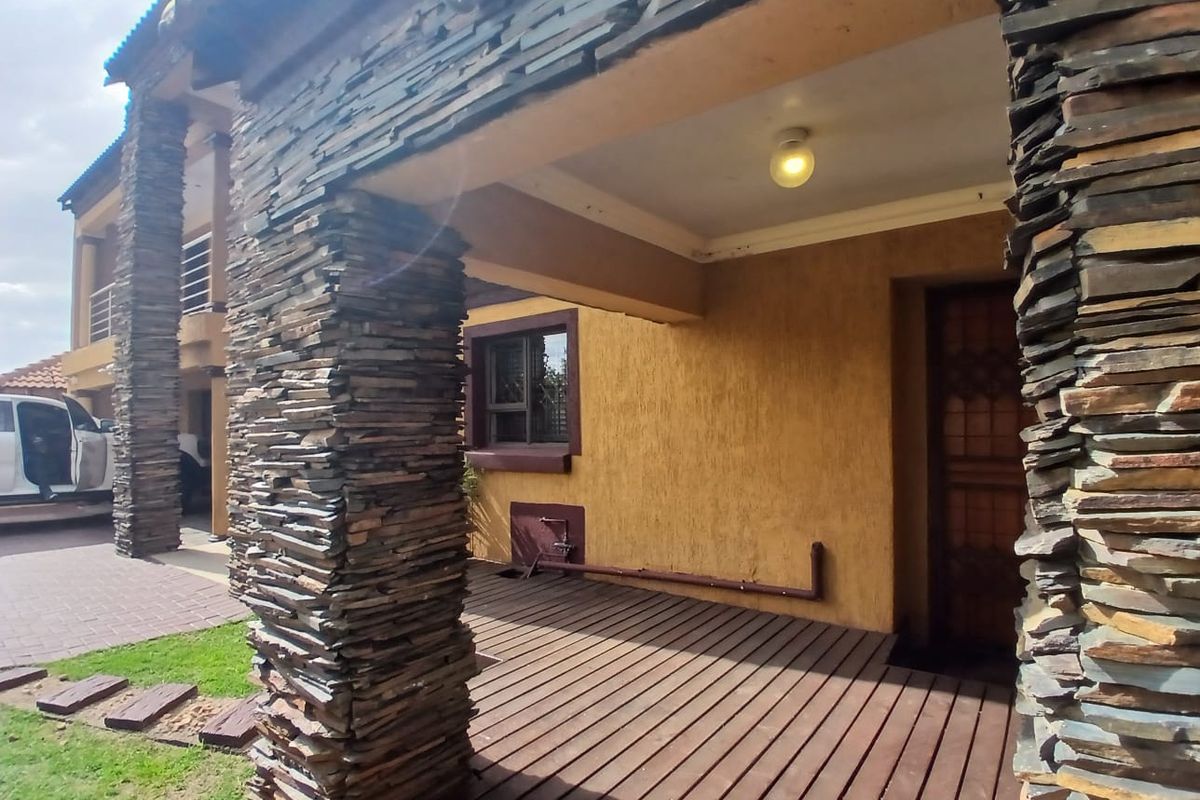 Charmingly elegant double storey in Karenpark - Photo 3