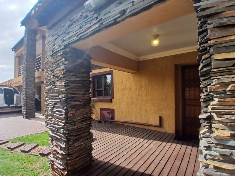 Charmingly elegant double storey in Karenpark - Photo 3