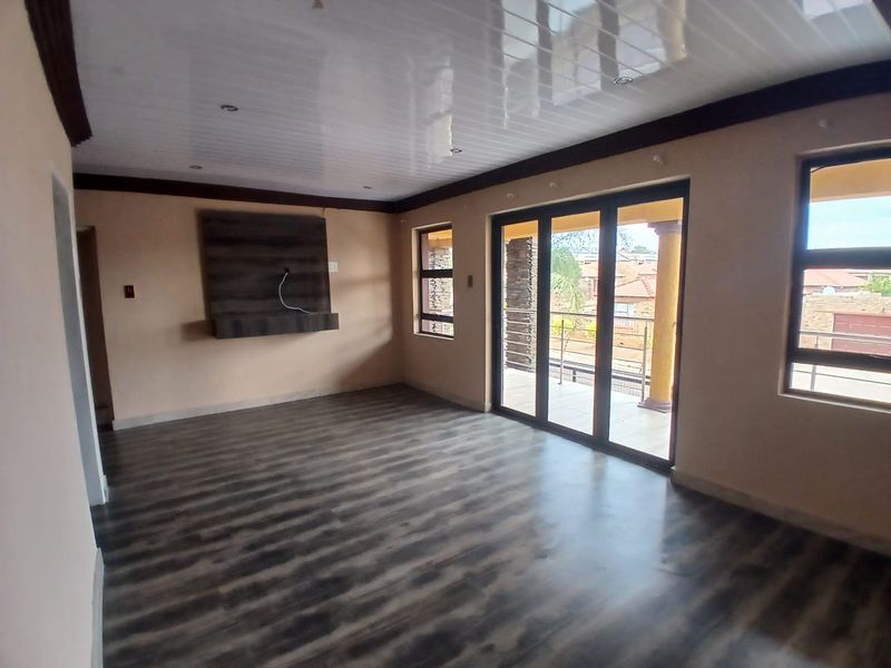 Charmingly elegant double storey in Karenpark - Photo 10