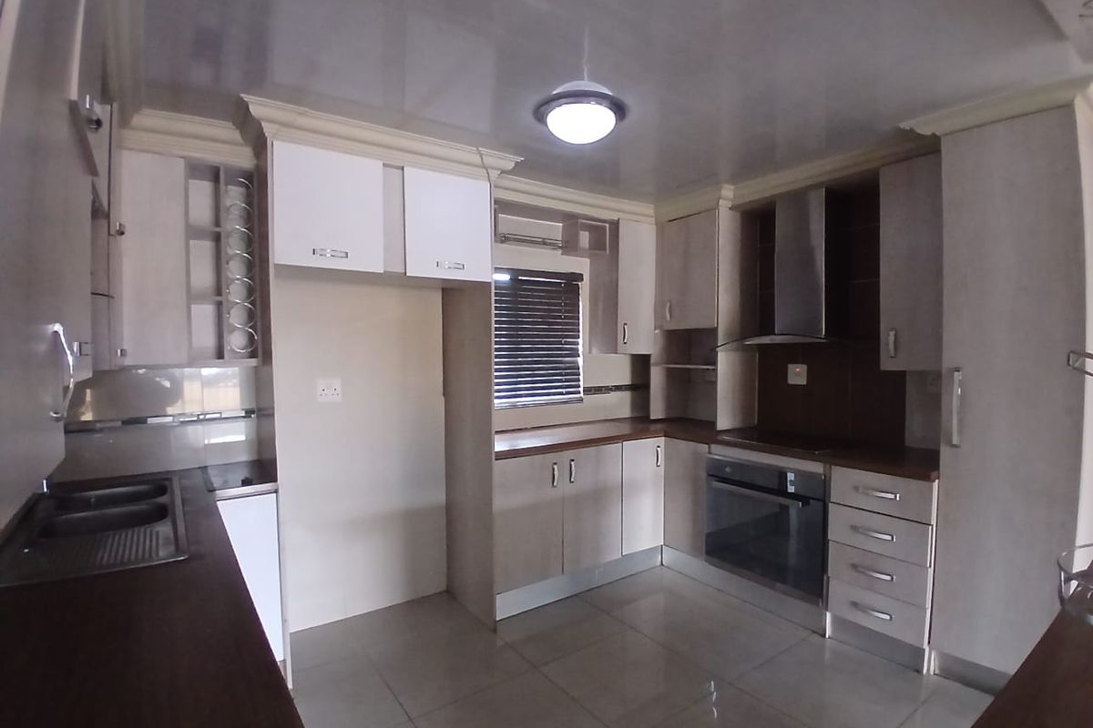 Charmingly elegant double storey in Karenpark - Photo 4