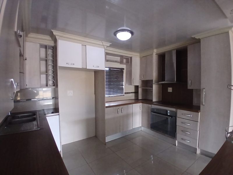 Charmingly elegant double storey in Karenpark - Photo 4