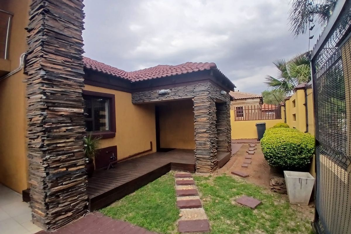 Charmingly elegant double storey in Karenpark - Photo 2