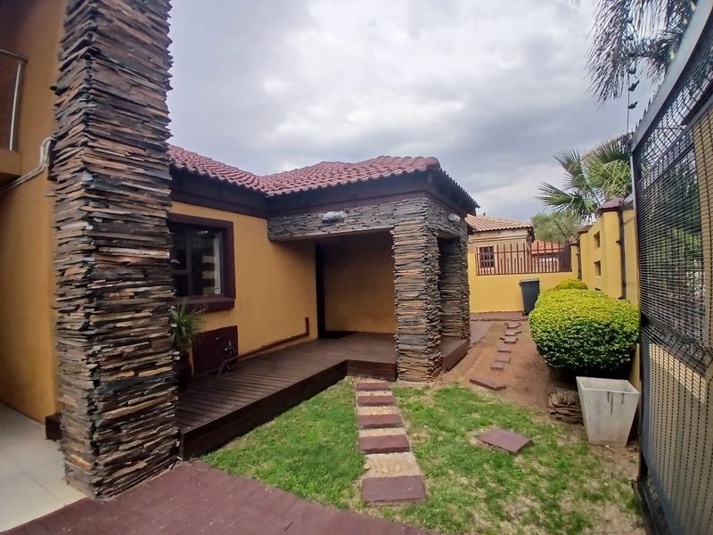 Charmingly elegant double storey in Karenpark - Photo 2