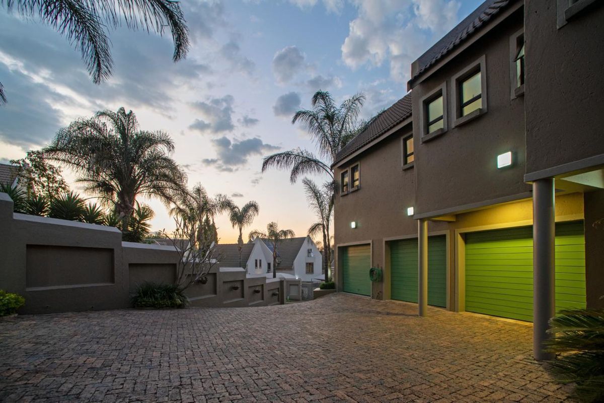 An Exquisite Three-Bedroom Residence within a Prestigious Bedfordview Estate - Photo 3