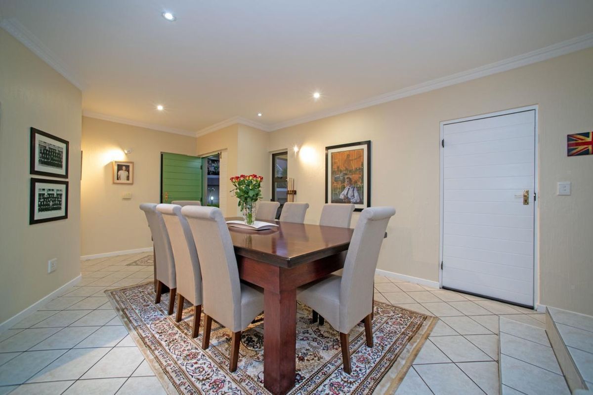 An Exquisite Three-Bedroom Residence within a Prestigious Bedfordview Estate - Photo 5