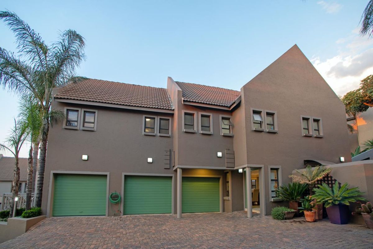 An Exquisite Three-Bedroom Residence within a Prestigious Bedfordview Estate - Photo 2