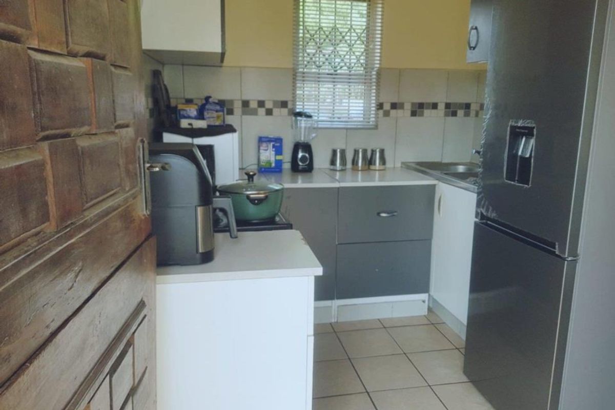 Move in ready in a well sought after neighborhood - Photo 2