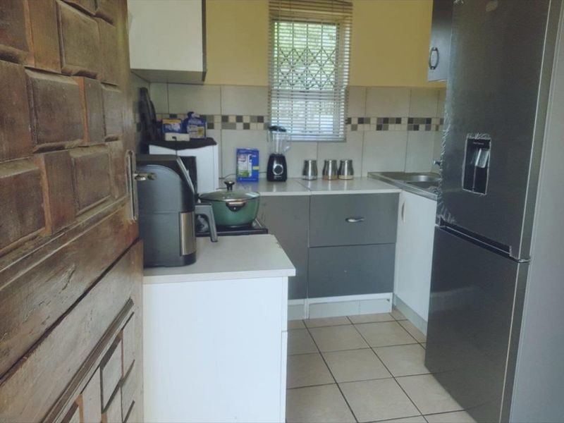 Move in ready in a well sought after neighborhood - Photo 2