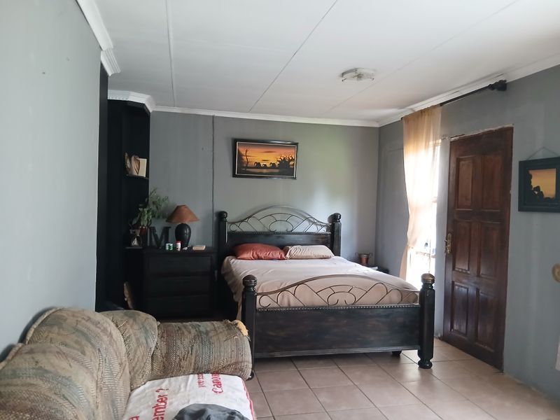 Move in ready in a well sought after neighborhood - Photo 8