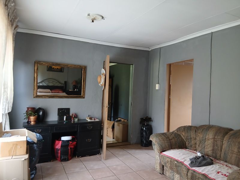 Move in ready in a well sought after neighborhood - Photo 6