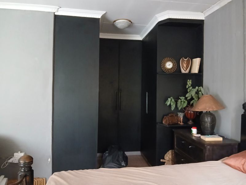 Move in ready in a well sought after neighborhood - Photo 7